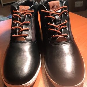 Men’s size 9.5 leather and suede navy ankle boots